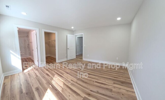 Building Photo - 2728 Crawford Ave