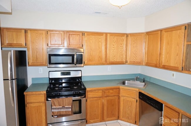 Building Photo - 62 Colleen Ct