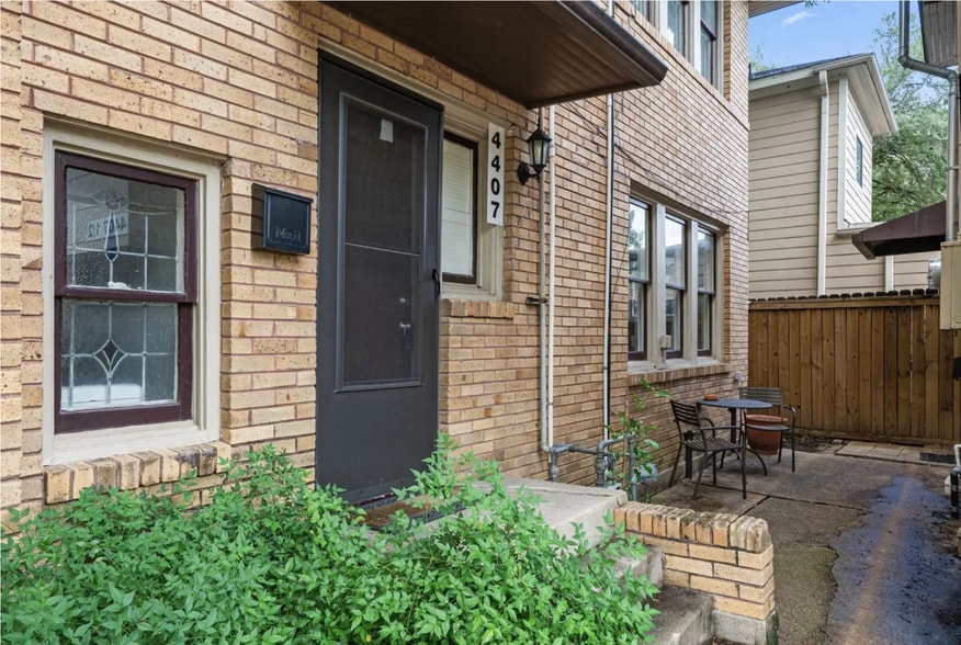 Patio 1 - 4407 Stanford St