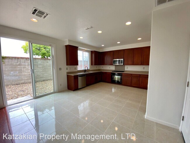 Building Photo - 5 br, 3 bath House - 10814 Peony Place Dr.
