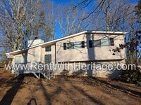 Building Photo - Amazing 3 Bedroom/ 2 Bath Home / Spacious Livingroom /  Flex Room / 1/2 Acre / Fenced Yard / Grea...