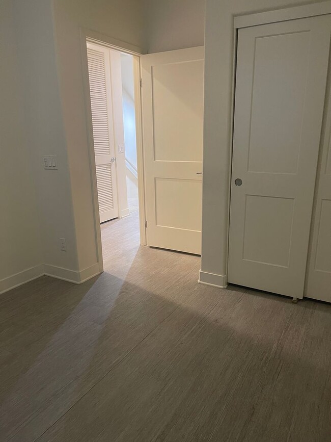 Building Photo - Just Reduced!! Charming 3 Bed/3 Ba Townhou...
