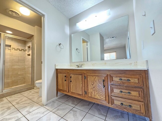Building Photo - Beautiful interior and Convenient feature!...