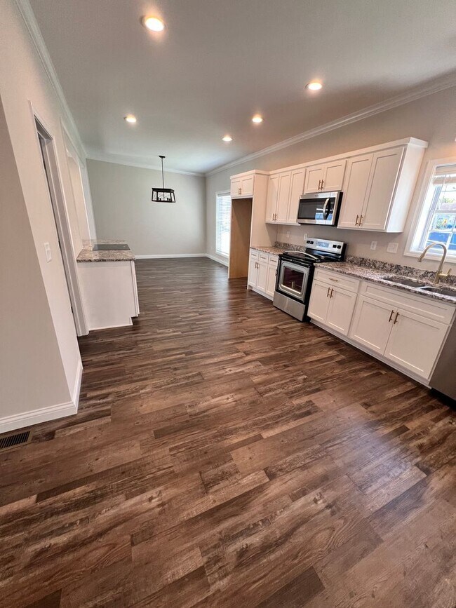 Building Photo - Spectacular newly remodeled home, next to the Square, Franklin, Ky