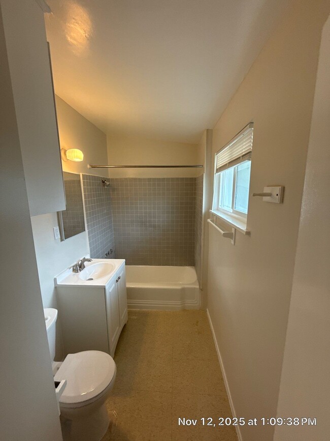 Building Photo - 955 Colton