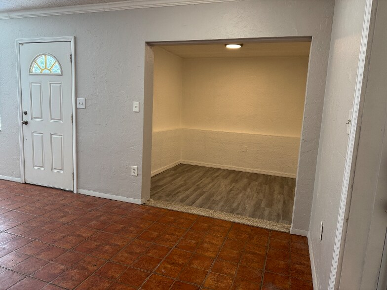 Building Photo - 2932 N Orange Ave