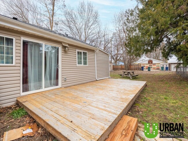 Building Photo - Midtown Coeur d’Alene Gem – Vaulted Ceilings, Large Yard & Prime Location!