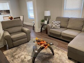 Building Photo - 2 Bedroom house.