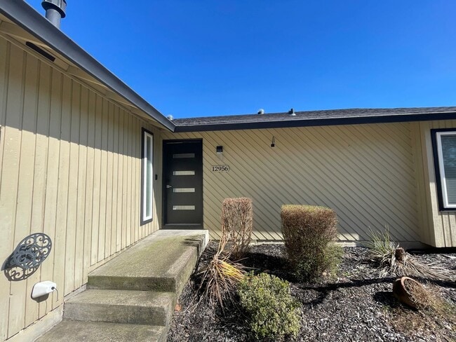 Building Photo - Beautiful 3 Bed 2 Bath House in Happy Valley!! A/C, Additional Living Area, Great for Entertaining!!