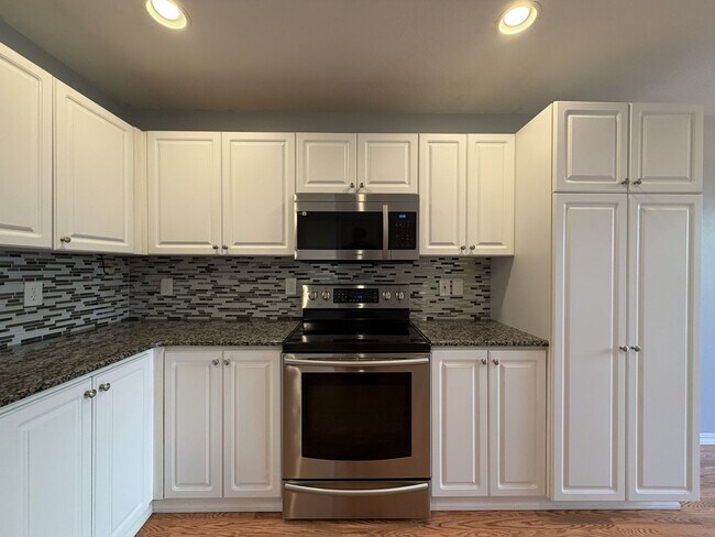 Building Photo - 5042 NE Schoeler Cir