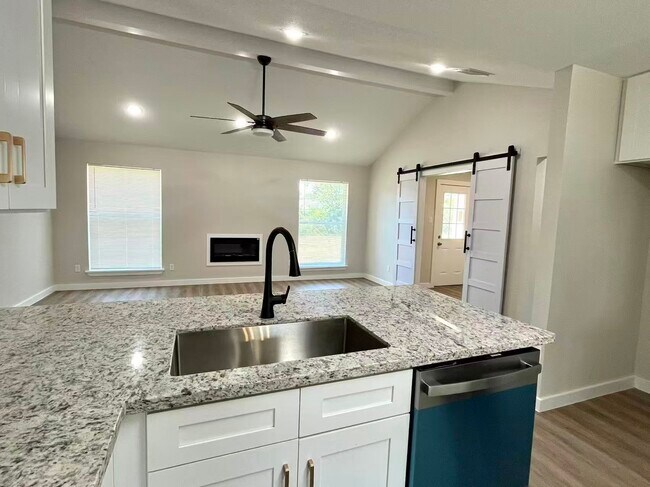 Building Photo - 2910 Cherry Hills Dr