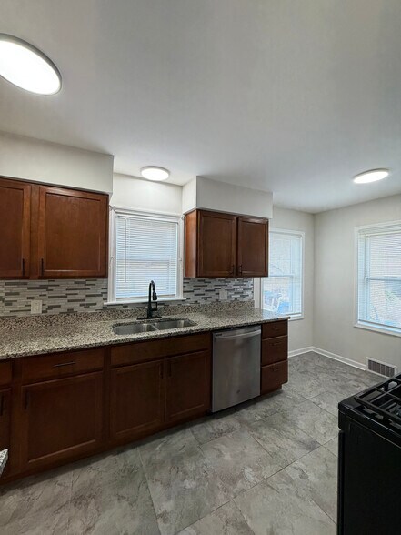 Building Photo - 1822 W 187th St