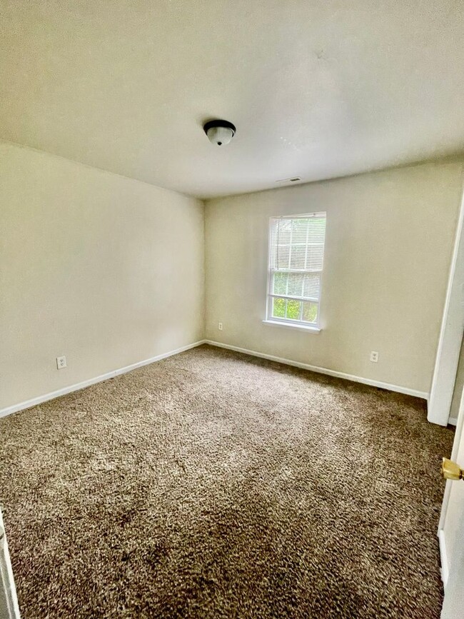 Building Photo - Must see 4 bedroom 2.5 bath townhouse with...