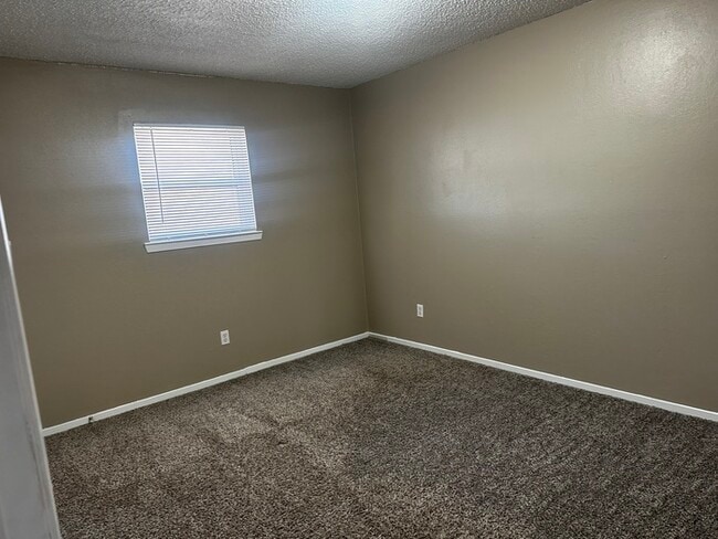 Building Photo - Country living near town! 3 bed 2 bath hom...
