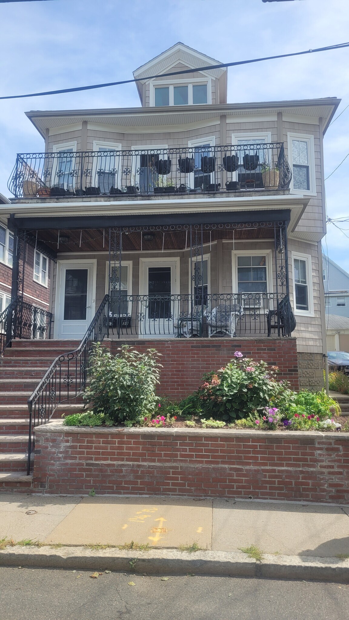 Building Photo - 132 W Adams St