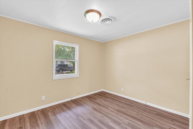 Building Photo - Now Leasing 3-Bedroom, 2-Bath House with Detached Garage for Move in August 1st!