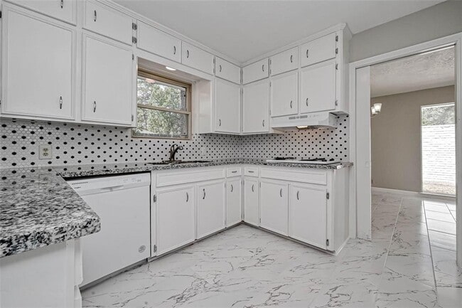 Building Photo - 26414 Maplewood Dr