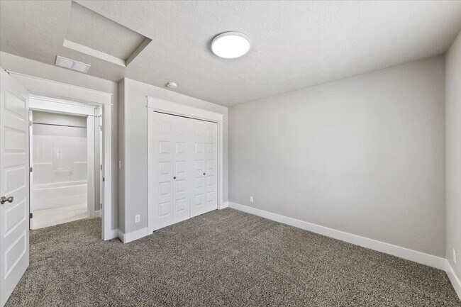 Building Photo - Stylish 4-Bed + Loft Just Minutes from The...