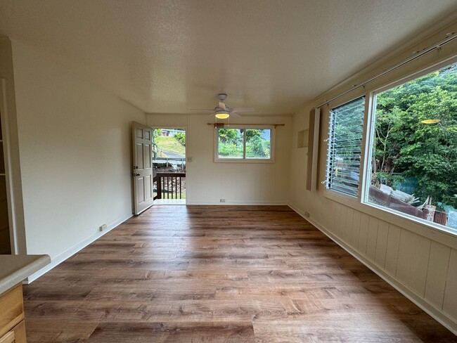 Building Photo - AVAILABLE NOW. 2BD/1BA/2PKG. Upstairs unit...