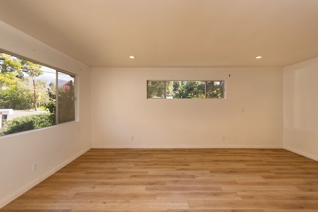 Building Photo - Downtown cottage