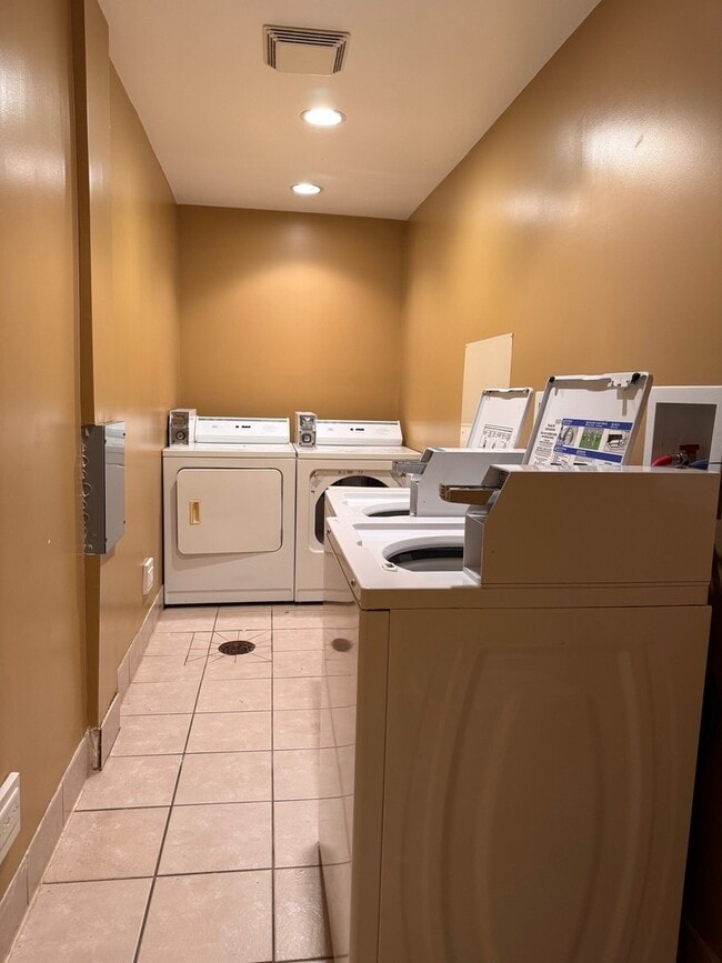 Building Photo - 717 Strom Dr