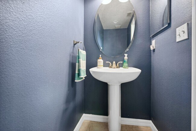 Building Photo - 4 Bedroom Single Family in Orlando