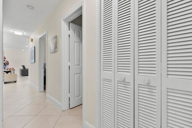 Building Photo - 401 NE 10th Terrace