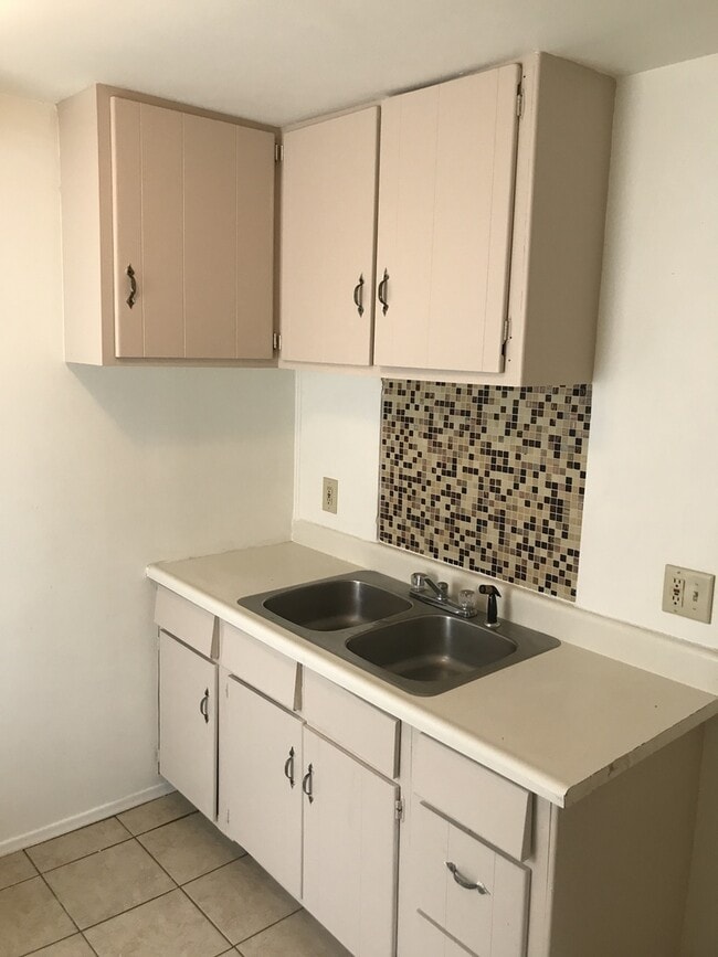 Building Photo - 900 W Main St