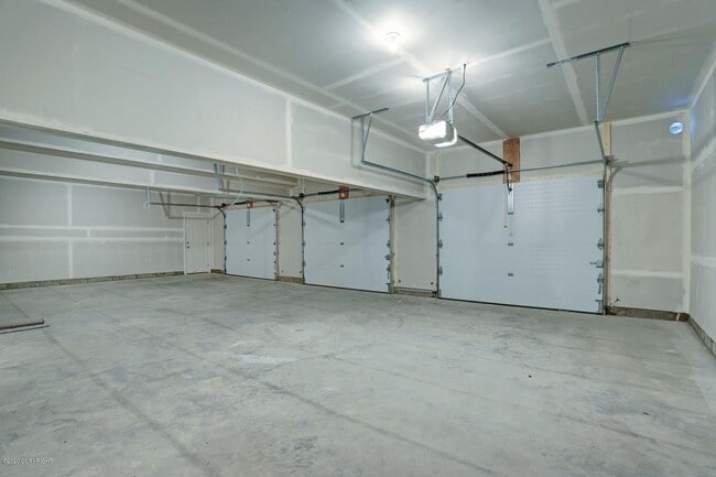 Building Photo - Live in luxury and style in this new, modern 4 bedroom home with upgraded everything, mountain vi...