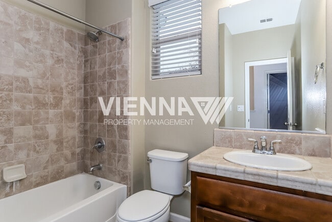 Building Photo - Beautiful Roseville Home rent ready!