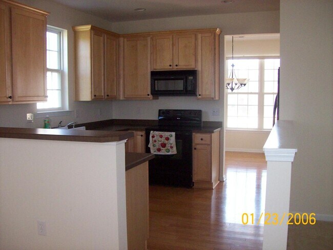 Building Photo - 3 Bedroom, 2.5 Bath Home in Bonnie Vista Community
