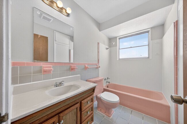 Building Photo - 2321 Noll Dr