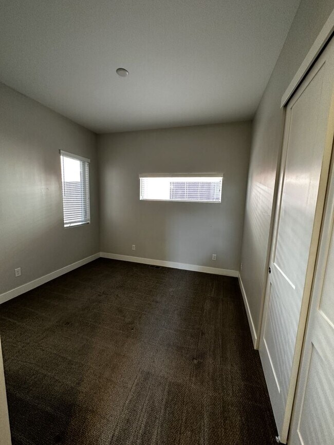 Building Photo - Available Early March!!  Bright and light with fantastic Views!!