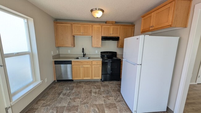 Building Photo - End unit Townhouse in Forest Grove