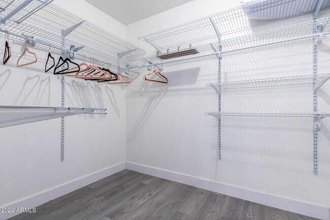 Building Photo - 1502 E Topeka Dr