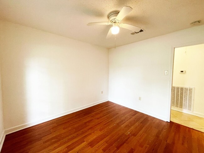 Building Photo - Spacious 4 Bedroom Home with Bonus Room in O'Neal Place