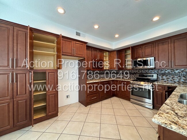 Building Photo - Spacious 4 Bed, 2.5 Bath + Office - Tesla ...