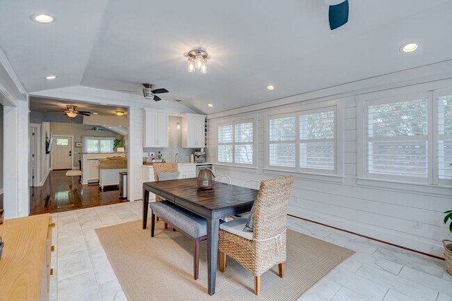 Building Photo - Midtown Rental in Forest Hills