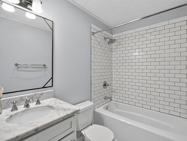 Building Photo - 8 Wedgewater Ct