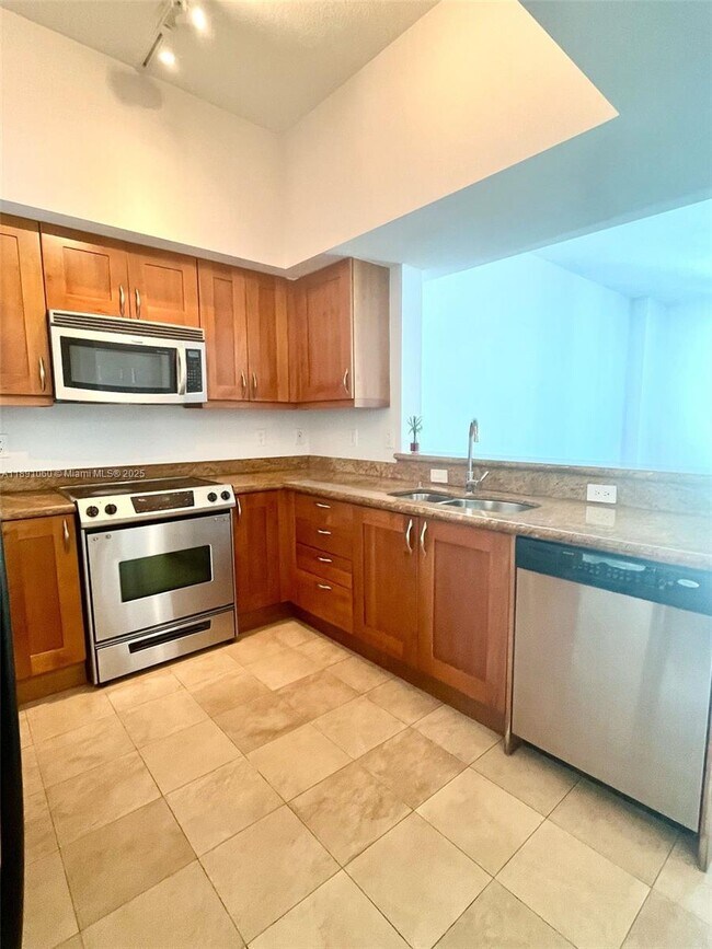 Building Photo - 1745 E Hallandale Beach Blvd