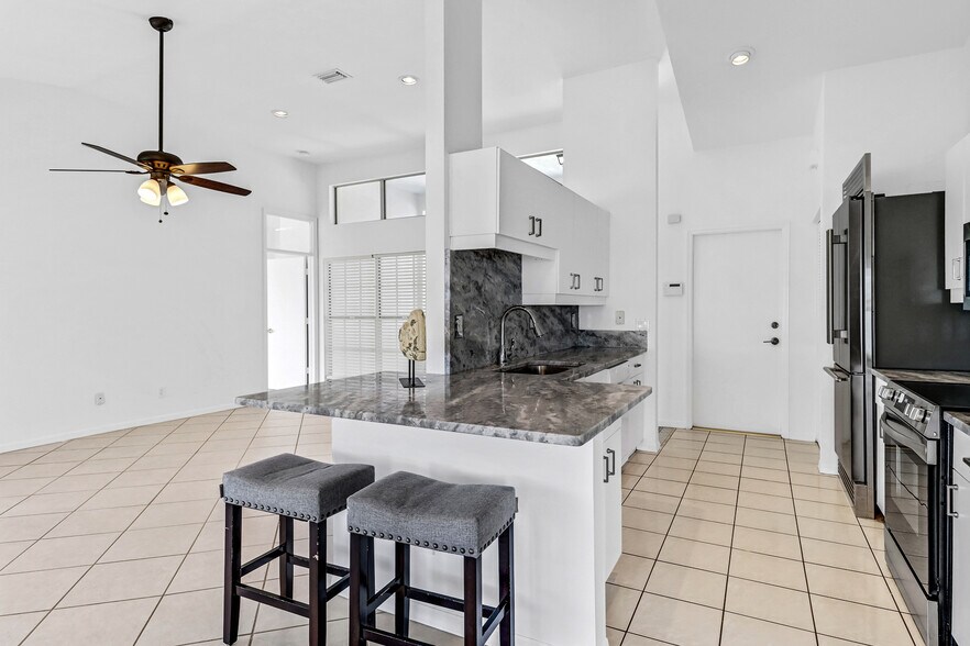 Designer kitchen - 7023 Mill Pond Cir