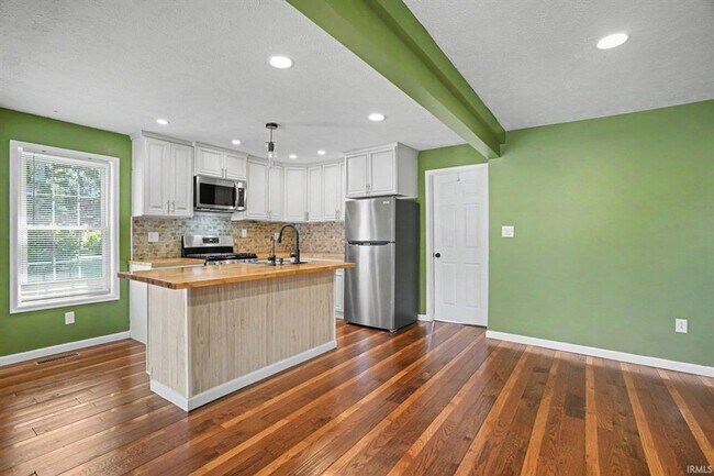 Building Photo - Completely remodeled home located on the north side of South Bend