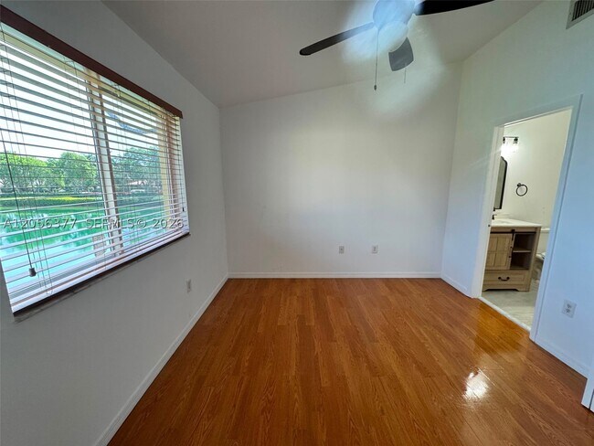 Building Photo - 3415 NE 9th Dr