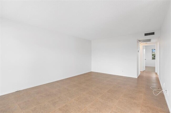 Building Photo - 410 Fanshaw J