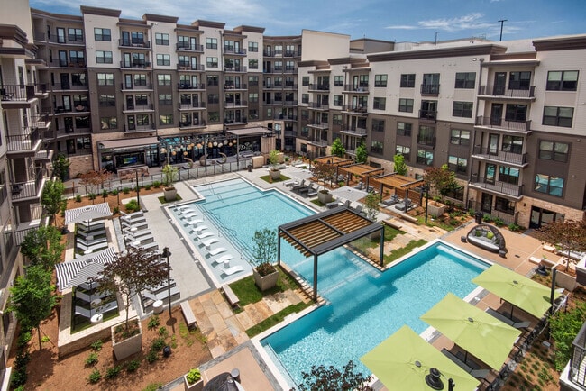 Building Photo - Manor Chamblee