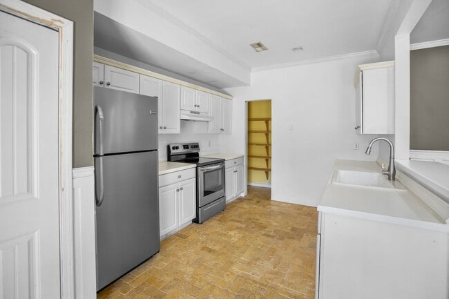 Building Photo - 4 Bedroom 2 Bath Townhouse in Pelham