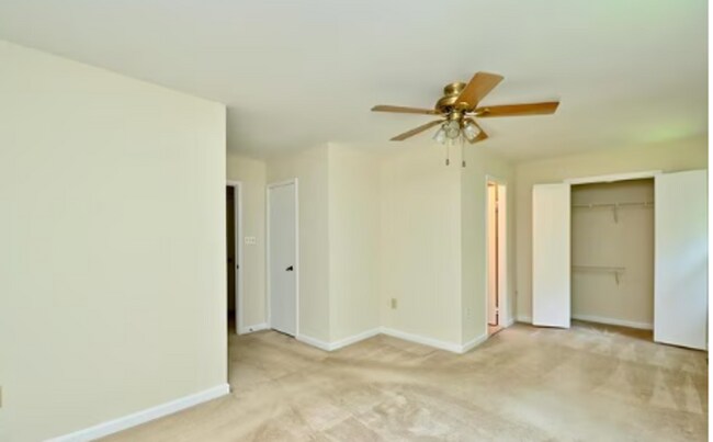 Building Photo - Charming 3-Level Townhome Backing to Woods in Prime Alexandria Location