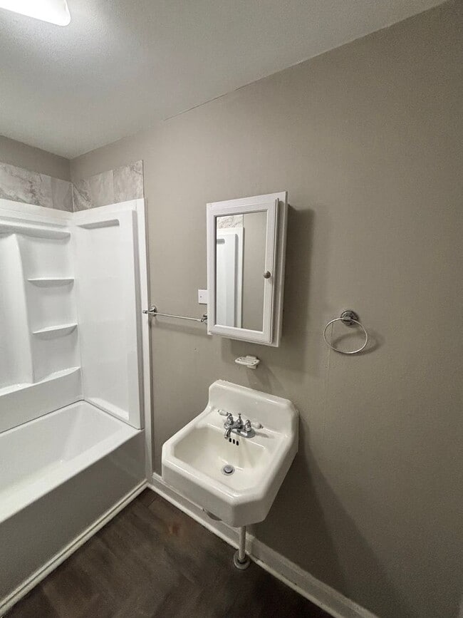 Building Photo - Quiet Country Feel — Minutes From Downtown Knoxville 2bd/1bth