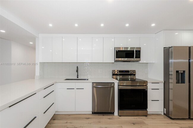 Building Photo - 2500 Parkview Dr