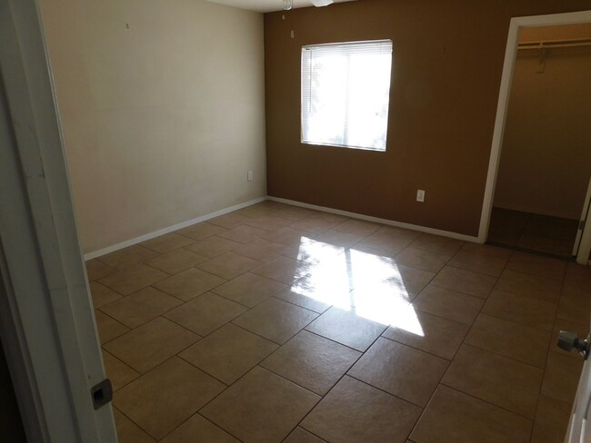 Building Photo - 2 bed 2 bath downstairs condo Gated commun...